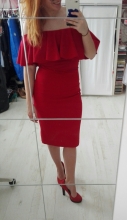 Červené šaty s odhalenými rameny